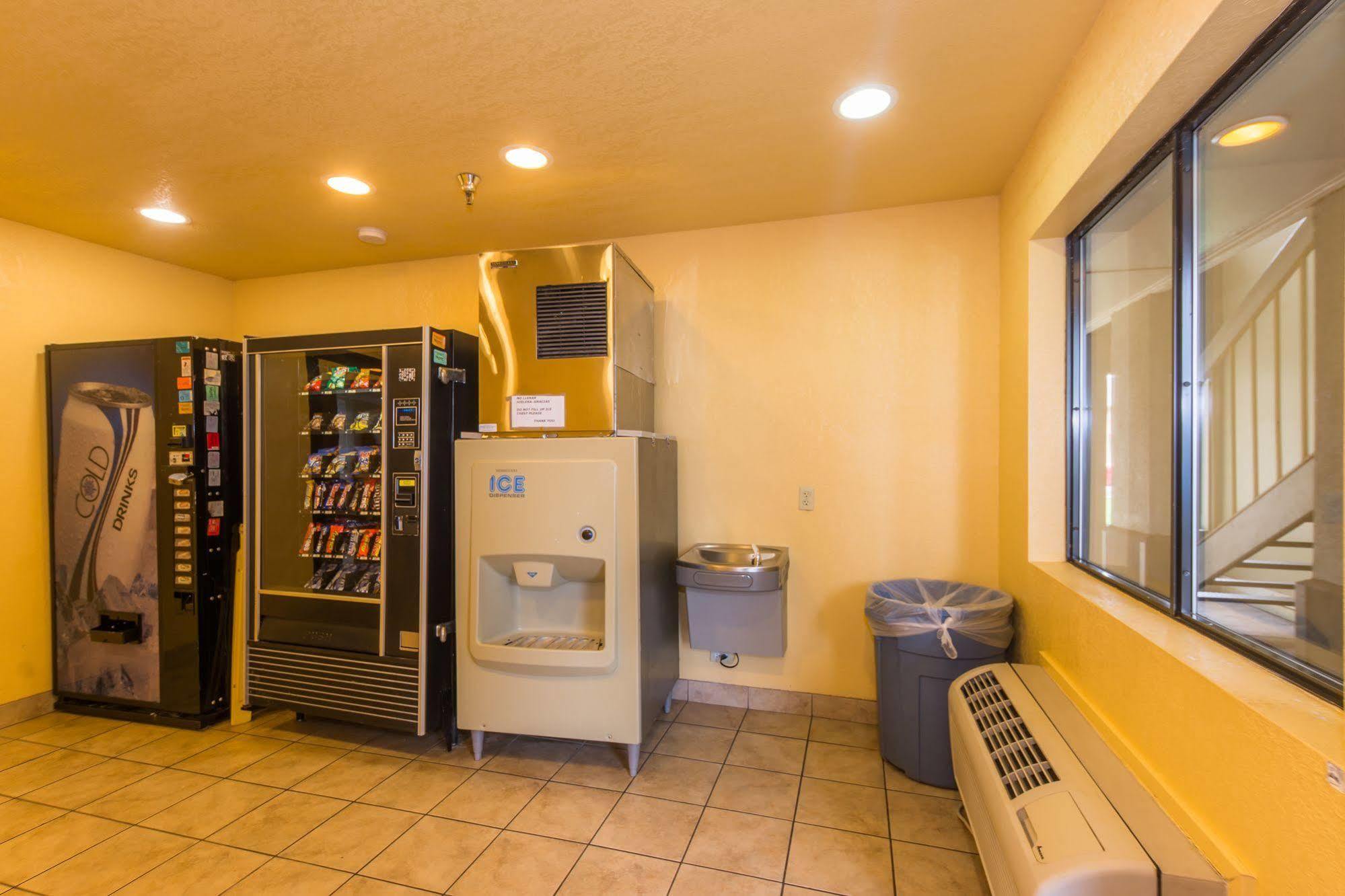 Motel Super 8 By Wyndham Oklahoma Airport Fairgrounds West Exterior foto